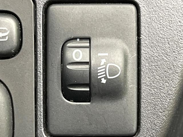 アクア S SDナビ バックカメラ 禁煙車 スマートキー オートライト オートエアコン CD 地デジ 15インチアルミホイル 電動格納ミラー シートリフター ワイパーデアイサー トラクションコントロール(54枚目)