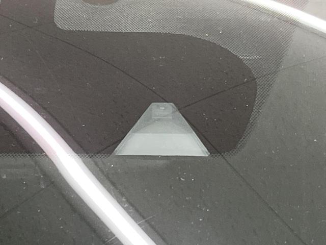 ノート Ｘ　純正ナビ　バックカメラ　エマージェンシーブレーキ　禁煙車　レーンキープ　スマートキー　ＥＴＣ　車線逸脱警報　オートライト　オートエアコン　ＣＤ再生　フルセグ　ドアバイザー　ヘッドライトレベライザー（3枚目）