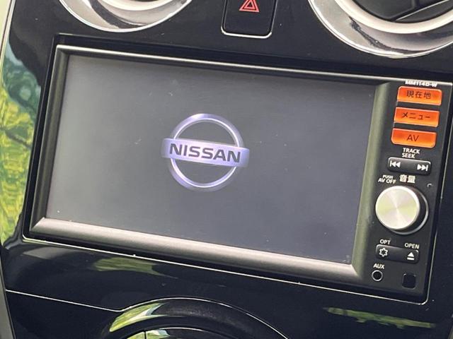 ノート Ｘ　純正ナビ　バックカメラ　エマージェンシーブレーキ　禁煙車　レーンキープ　スマートキー　ＥＴＣ　車線逸脱警報　オートライト　オートエアコン　ＣＤ再生　フルセグ　ドアバイザー　ヘッドライトレベライザー（4枚目）