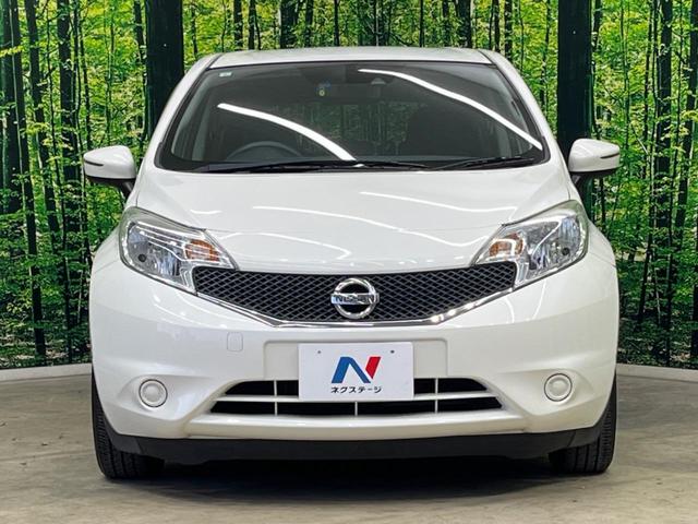 ノート Ｘ　純正ナビ　バックカメラ　エマージェンシーブレーキ　禁煙車　レーンキープ　スマートキー　ＥＴＣ　車線逸脱警報　オートライト　オートエアコン　ＣＤ再生　フルセグ　ドアバイザー　ヘッドライトレベライザー（14枚目）