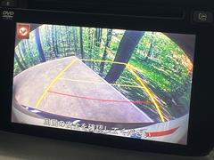 【バックカメラ】駐車時に後方がリアルタイム映像で確認できます。大型商業施設や立体駐車場での駐車時や、夜間のバック時に大活躍！運転スキルに関わらず、今や必須となった装備のひとつです！ 4