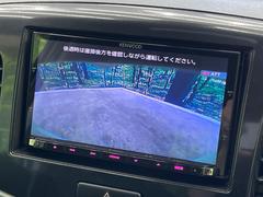 【バックカメラ】駐車時に後方がリアルタイム映像で確認できます。大型商業施設や立体駐車場での駐車時や、夜間のバック時に大活躍！運転スキルに関わらず、今や必須となった装備のひとつです！ 4