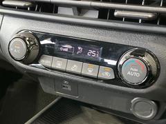 【オートエアコン】一度お好みの温度に設定すれば、車内の温度を検知し風量や温度を自動で調整。暑い…寒い…と何度もスイッチ操作をする必要はありません。快適な車内空間には必須の機能ですね♪ 7
