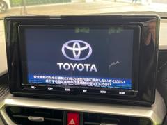 【純正９型ナビ】人気の純正ナビを装備。オーディオ機能も充実しており、Ｂｌｕｅｔｏｏｔｈ接続すればお持ちのスマホやＭＰ３プレイヤーの音楽を再生可能！毎日の運転がさらに楽しくなります！！ 4