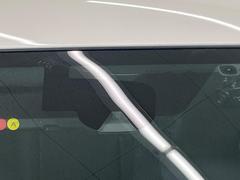 【エマージェンシーブレーキ】走行中に前方の車両等を認識し、衝突しそうな時は警報とブレーキで衝突回避と被害軽減をアシスト。より安全にドライブをお楽しみいただけます。 3