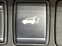 【パワーバックドア】スマートキーや運転席のボタンを押すだけでリアゲートが自動で開閉します！荷物を持っている時や、高い位置にあるバックドアを閉める際に便利な機能です♪ 7