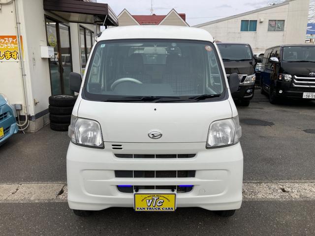 ハイゼットカーゴ デッキバンＧ　４ＷＤ　５速マニュアル　両側スライドドア　前方ドラレコ　ポータブルナビ　荷台マッド　社外アルミ　ＣＤデッキ　シートカバー　車検Ｒ９年１月　パワステ　エアコン　パワーウィンドウ　１７３７１５ｋｍ　軽バン（2枚目）