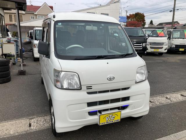 ハイゼットカーゴ デッキバンＧ　４ＷＤ　５速マニュアル　両側スライドドア　前方ドラレコ　ポータブルナビ　荷台マッド　社外アルミ　ＣＤデッキ　シートカバー　車検Ｒ９年１月　パワステ　エアコン　パワーウィンドウ　１７３７１５ｋｍ　軽バン（3枚目）