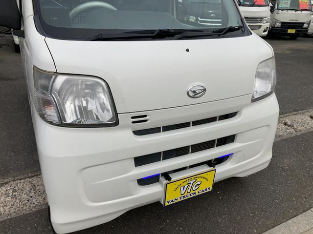 ハイゼットカーゴ デッキバンＧ　４ＷＤ　５速マニュアル　両側スライドドア　前方ドラレコ　ポータブルナビ　荷台マッド　社外アルミ　ＣＤデッキ　シートカバー　車検Ｒ９年１月　パワステ　エアコン　パワーウィンドウ　１７３７１５ｋｍ　軽バン（4枚目）