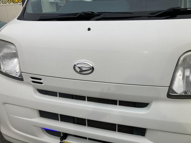ハイゼットカーゴ デッキバンＧ　４ＷＤ　５速マニュアル　両側スライドドア　前方ドラレコ　ポータブルナビ　荷台マッド　社外アルミ　ＣＤデッキ　シートカバー　車検Ｒ９年１月　パワステ　エアコン　パワーウィンドウ　１７３７１５ｋｍ　軽バン（6枚目）