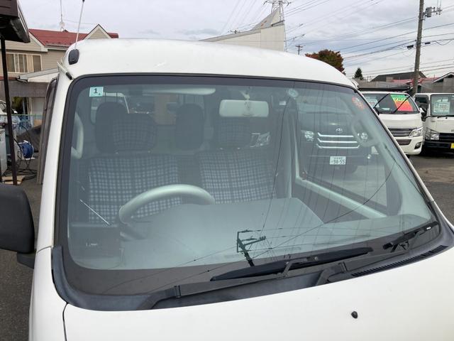 ハイゼットカーゴ デッキバンＧ　４ＷＤ　５速マニュアル　両側スライドドア　前方ドラレコ　ポータブルナビ　荷台マッド　社外アルミ　ＣＤデッキ　シートカバー　車検Ｒ９年１月　パワステ　エアコン　パワーウィンドウ　１７３７１５ｋｍ　軽バン（9枚目）