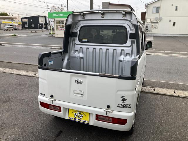 ハイゼットカーゴ デッキバンＧ　４ＷＤ　５速マニュアル　両側スライドドア　前方ドラレコ　ポータブルナビ　荷台マッド　社外アルミ　ＣＤデッキ　シートカバー　車検Ｒ９年１月　パワステ　エアコン　パワーウィンドウ　１７３７１５ｋｍ　軽バン（10枚目）