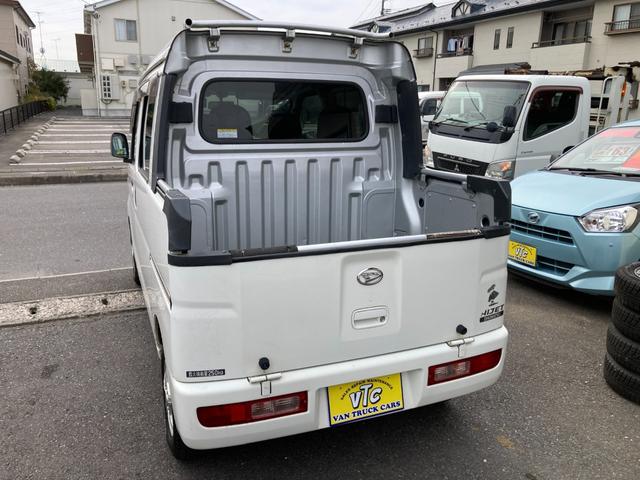 ハイゼットカーゴ デッキバンＧ　４ＷＤ　５速マニュアル　両側スライドドア　前方ドラレコ　ポータブルナビ　荷台マッド　社外アルミ　ＣＤデッキ　シートカバー　車検Ｒ９年１月　パワステ　エアコン　パワーウィンドウ　１７３７１５ｋｍ　軽バン（11枚目）