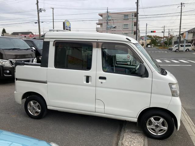 ハイゼットカーゴ デッキバンＧ　４ＷＤ　５速マニュアル　両側スライドドア　前方ドラレコ　ポータブルナビ　荷台マッド　社外アルミ　ＣＤデッキ　シートカバー　車検Ｒ９年１月　パワステ　エアコン　パワーウィンドウ　１７３７１５ｋｍ　軽バン（16枚目）