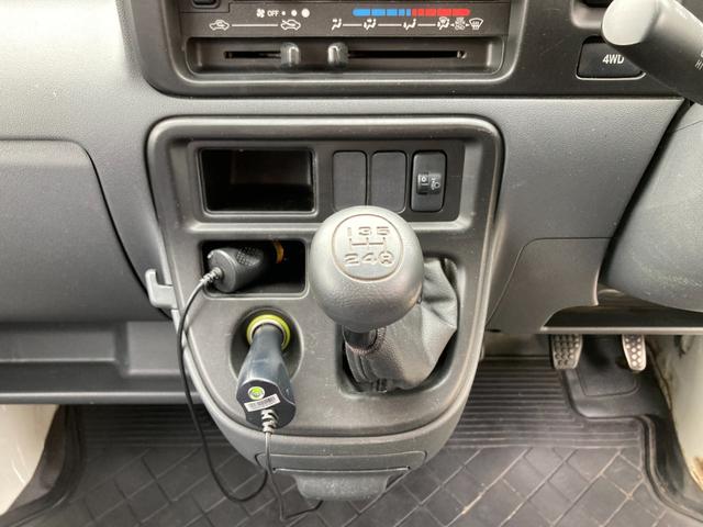 ハイゼットカーゴ デッキバンＧ　４ＷＤ　５速マニュアル　両側スライドドア　前方ドラレコ　ポータブルナビ　荷台マッド　社外アルミ　ＣＤデッキ　シートカバー　車検Ｒ９年１月　パワステ　エアコン　パワーウィンドウ　１７３７１５ｋｍ　軽バン（24枚目）