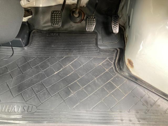 ハイゼットカーゴ デッキバンＧ　４ＷＤ　５速マニュアル　両側スライドドア　前方ドラレコ　ポータブルナビ　荷台マッド　社外アルミ　ＣＤデッキ　シートカバー　車検Ｒ９年１月　パワステ　エアコン　パワーウィンドウ　１７３７１５ｋｍ　軽バン（33枚目）