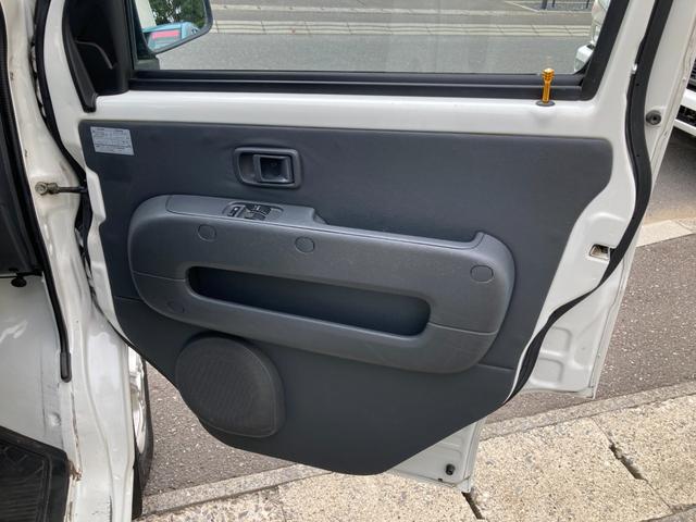 ハイゼットカーゴ デッキバンＧ　４ＷＤ　５速マニュアル　両側スライドドア　前方ドラレコ　ポータブルナビ　荷台マッド　社外アルミ　ＣＤデッキ　シートカバー　車検Ｒ９年１月　パワステ　エアコン　パワーウィンドウ　１７３７１５ｋｍ　軽バン（37枚目）