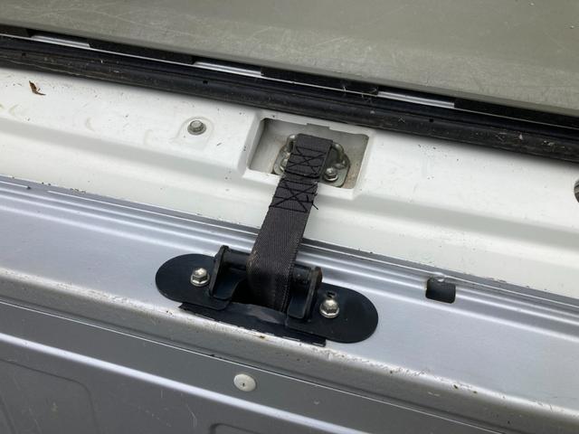 ハイゼットカーゴ デッキバンＧ　４ＷＤ　５速マニュアル　両側スライドドア　前方ドラレコ　ポータブルナビ　荷台マッド　社外アルミ　ＣＤデッキ　シートカバー　車検Ｒ９年１月　パワステ　エアコン　パワーウィンドウ　１７３７１５ｋｍ　軽バン（61枚目）