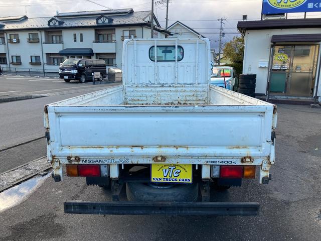 アトラストラック 4WD 5速マニュアル 3.0ディーゼルターボ 1.4t積 左電格ミラー ミラーヒーター スチールデッキ タイヤサイズ205/65R16 車両総重量3555kg 新普通免許で乗れます 136753km(14枚目)
