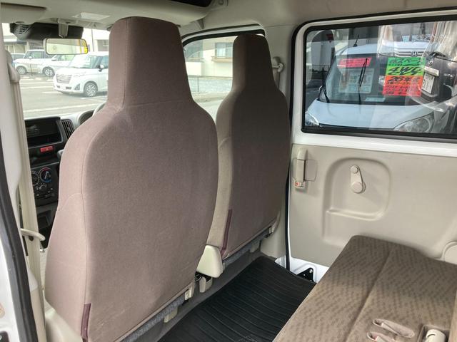 エブリイ ＰＡリミテッド　４ＷＤ　オートマチック　両側スライドドア　デュアルカメラブレーキサポート　障害物センサー　車線逸脱警報　横滑り防止装置　キーレス　ラジオ　タイヤサイズ１４５Ｒ１２－６ＰＲ　軽バン　１０９６７７ｋｍ（50枚目）