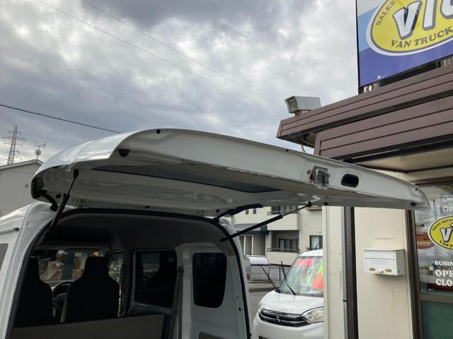 エブリイ ＰＡリミテッド　４ＷＤ　オートマチック　両側スライドドア　デュアルカメラブレーキサポート　障害物センサー　車線逸脱警報　横滑り防止装置　キーレス　ラジオ　タイヤサイズ１４５Ｒ１２－６ＰＲ　軽バン　１０９６７７ｋｍ（59枚目）