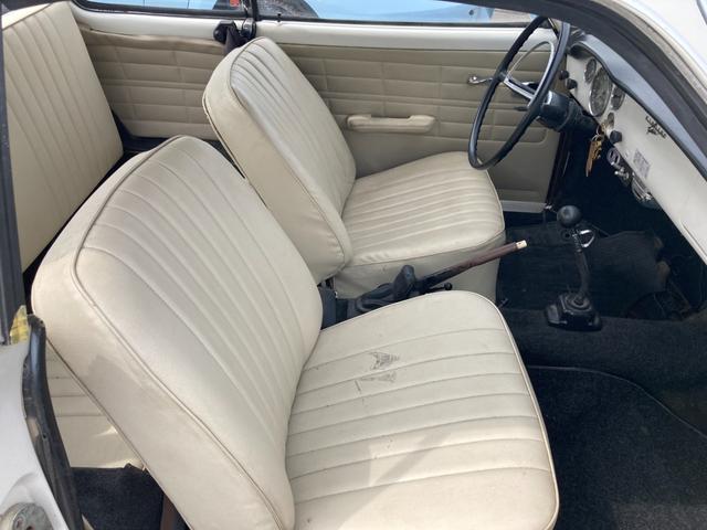 カルマンギア ベースグレード　４速ＭＴ　左ハンドル　１６００ｃｃ空冷　１９６７年モデル　外装オリジナルペイント　ローダウン　燃料ポンプ・プラグ交換済　４９４３７ｍｉｌ　純正ホイールキャップ　タイヤサイズ１６５／８０Ｒ１５　旧車（32枚目）