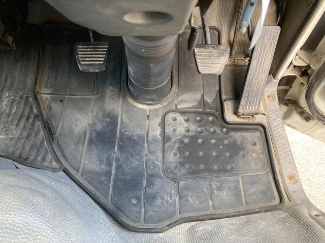 エルフトラック Ｗキャブ　４ＷＤ　５速マニュアル　３．１ディーゼル　リヤヒーター　前方ドラレコ　後輪ダブル　運転席エアバック　パワステ　エアコン　パワーウィンドウ　ラジオデッキ　荷台床鉄板　三方開　６人乗り　１２８９２３ｋｍ（30枚目）