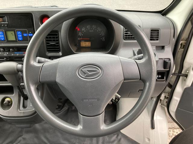 ハイゼットカーゴ 　中温冷凍バン　ハイルーフ　４ＷＤ　オートマチック　デンソー製　－７℃設定　両側スライドドア　キーレスエントリー　パワステ　エアコン　エアバック　取説　保証書　スペアキー有り　軽バン　９４４３５ｋｍ（30枚目）