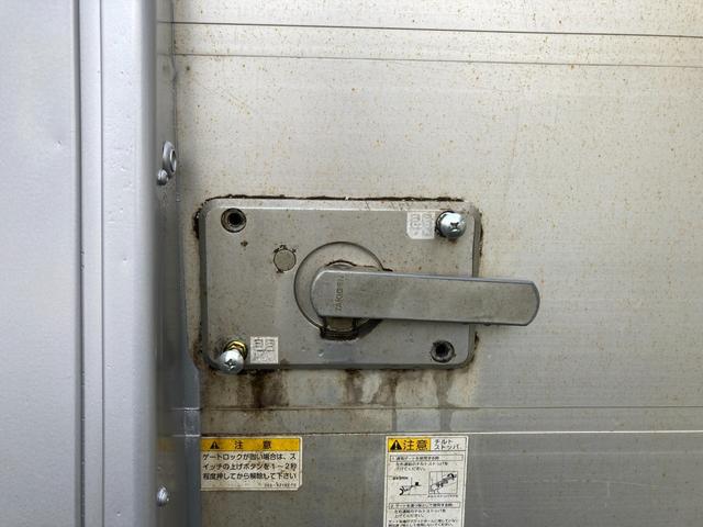 キャンター 　パブコパネルバン　新明和パワーゲート　４ＷＤ　ＡＴ　ディーゼルターボ　荷台内寸４３００・１７６０・２０７０　アルミ縞鋼板　ラッシングレール２段　バックモニター　フォグ　左電格ミラー　３７４６４７ｋｍ（20枚目）