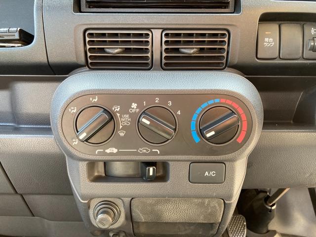 アクティトラック ＳＤＸ　４ＷＤ　５速ＭＴ　ＬＥＤヘッドライト　オートゲージタコメーター　社外マフラー　ナビ　Ｂｌｕｅｔｏｏｔｈ　ＥＴＣ　キーレス　パワーウィンドウ　作業灯　荷台ゴムマッド　ゲートプロテクター　ゲートチェーン（24枚目）