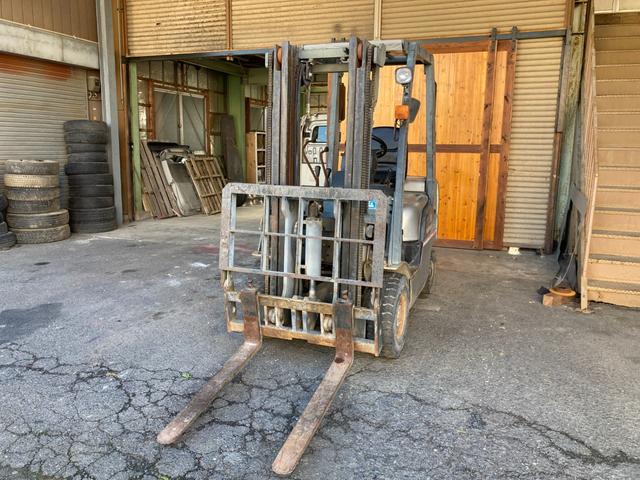 日産 1.5tフォークリフト NL01M15 ヒンジドフォーク 稼働時間1828アワー 新品オペレーターシート交換 2006年7月製造 車両重量2800kg マスト3M ナンバー取得可能 オートローン対応可(2枚目)