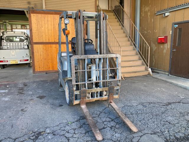日産 1.5tフォークリフト NL01M15 ヒンジドフォーク 稼働時間1828アワー 新品オペレーターシート交換 2006年7月製造 車両重量2800kg マスト3M ナンバー取得可能 オートローン対応可(5枚目)