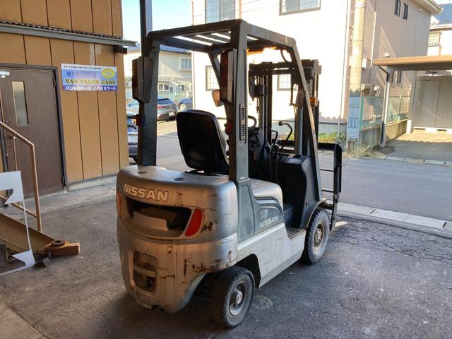 日産 1.5tフォークリフト NL01M15 ヒンジドフォーク 稼働時間1828アワー 新品オペレーターシート交換 2006年7月製造 車両重量2800kg マスト3M ナンバー取得可能 オートローン対応可(7枚目)