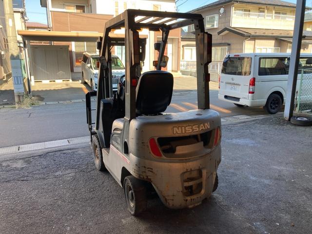 日産 1.5tフォークリフト NL01M15 ヒンジドフォーク 稼働時間1828アワー 新品オペレーターシート交換 2006年7月製造 車両重量2800kg マスト3M ナンバー取得可能 オートローン対応可(9枚目)