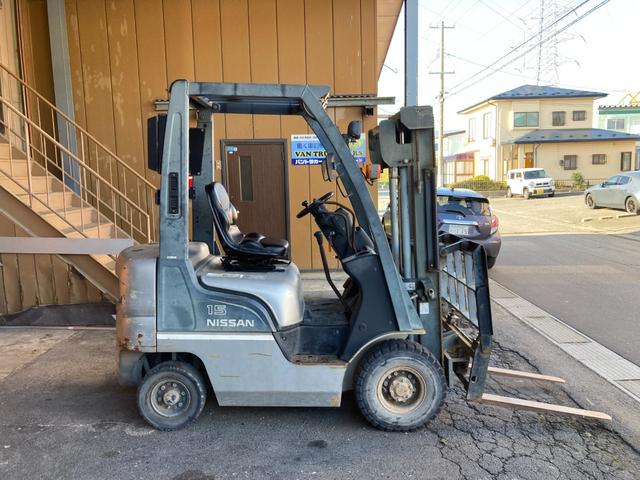 日産 1.5tフォークリフト NL01M15 ヒンジドフォーク 稼働時間1828アワー 新品オペレーターシート交換 2006年7月製造 車両重量2800kg マスト3M ナンバー取得可能 オートローン対応可(10枚目)