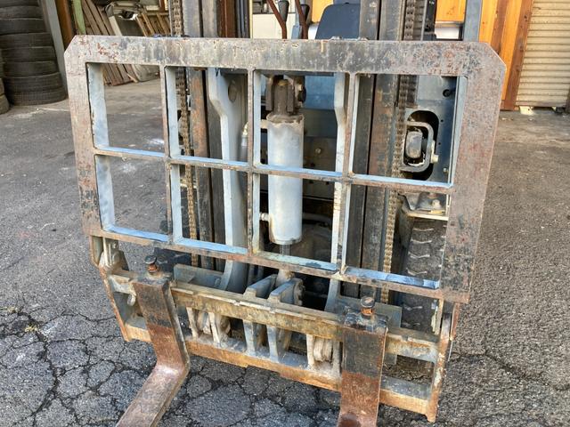 日産 1.5tフォークリフト NL01M15 ヒンジドフォーク 稼働時間1828アワー 新品オペレーターシート交換 2006年7月製造 車両重量2800kg マスト3M ナンバー取得可能 オートローン対応可(12枚目)