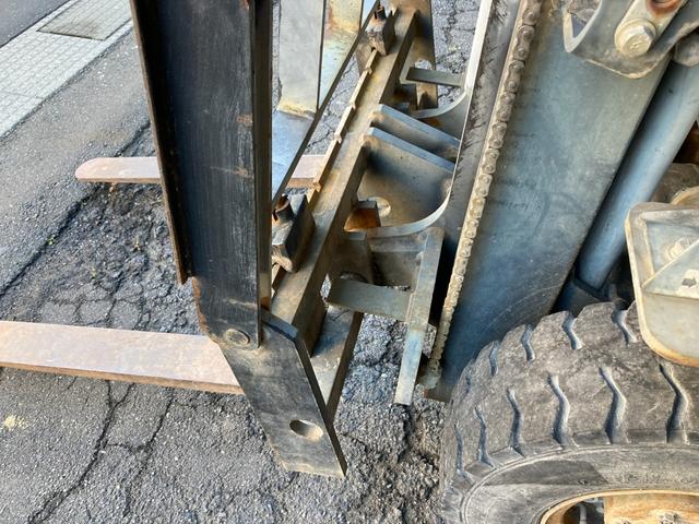 日産 1.5tフォークリフト NL01M15 ヒンジドフォーク 稼働時間1828アワー 新品オペレーターシート交換 2006年7月製造 車両重量2800kg マスト3M ナンバー取得可能 オートローン対応可(17枚目)