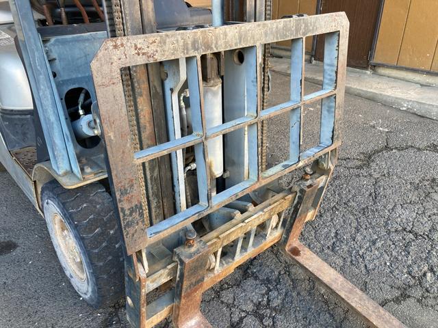 日産 1.5tフォークリフト NL01M15 ヒンジドフォーク 稼働時間1828アワー 新品オペレーターシート交換 2006年7月製造 車両重量2800kg マスト3M ナンバー取得可能 オートローン対応可(18枚目)