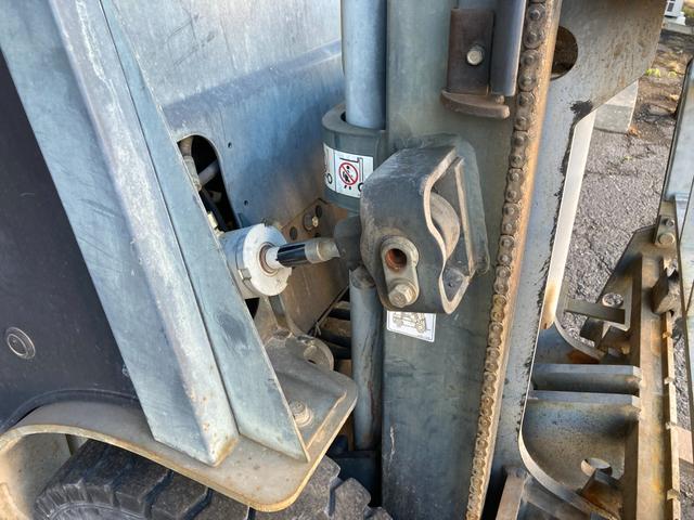 日産 1.5tフォークリフト NL01M15 ヒンジドフォーク 稼働時間1828アワー 新品オペレーターシート交換 2006年7月製造 車両重量2800kg マスト3M ナンバー取得可能 オートローン対応可(19枚目)