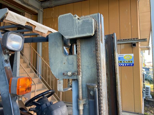 日産 1.5tフォークリフト NL01M15 ヒンジドフォーク 稼働時間1828アワー 新品オペレーターシート交換 2006年7月製造 車両重量2800kg マスト3M ナンバー取得可能 オートローン対応可(20枚目)