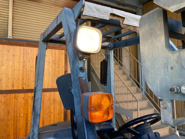 日産 1.5tフォークリフト NL01M15 ヒンジドフォーク 稼働時間1828アワー 新品オペレーターシート交換 2006年7月製造 車両重量2800kg マスト3M ナンバー取得可能 オートローン対応可(21枚目)