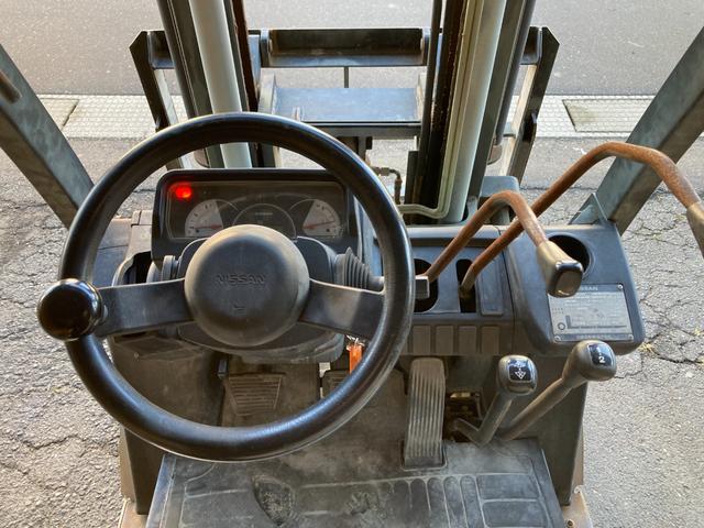 日産 1.5tフォークリフト NL01M15 ヒンジドフォーク 稼働時間1828アワー 新品オペレーターシート交換 2006年7月製造 車両重量2800kg マスト3M ナンバー取得可能 オートローン対応可(25枚目)