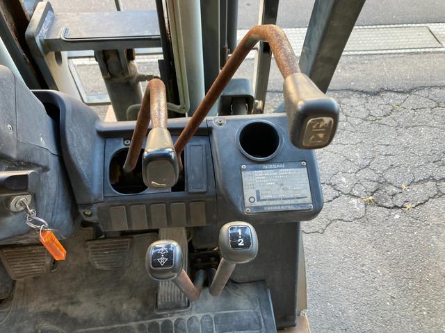 日産 1.5tフォークリフト NL01M15 ヒンジドフォーク 稼働時間1828アワー 新品オペレーターシート交換 2006年7月製造 車両重量2800kg マスト3M ナンバー取得可能 オートローン対応可(28枚目)