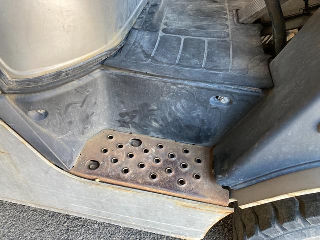 日産 1.5tフォークリフト NL01M15 ヒンジドフォーク 稼働時間1828アワー 新品オペレーターシート交換 2006年7月製造 車両重量2800kg マスト3M ナンバー取得可能 オートローン対応可(32枚目)