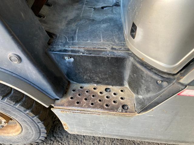 日産 1.5tフォークリフト NL01M15 ヒンジドフォーク 稼働時間1828アワー 新品オペレーターシート交換 2006年7月製造 車両重量2800kg マスト3M ナンバー取得可能 オートローン対応可(33枚目)