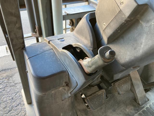 日産 1.5tフォークリフト NL01M15 ヒンジドフォーク 稼働時間1828アワー 新品オペレーターシート交換 2006年7月製造 車両重量2800kg マスト3M ナンバー取得可能 オートローン対応可(36枚目)