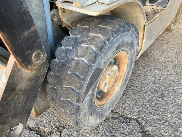 日産 1.5tフォークリフト NL01M15 ヒンジドフォーク 稼働時間1828アワー 新品オペレーターシート交換 2006年7月製造 車両重量2800kg マスト3M ナンバー取得可能 オートローン対応可(49枚目)