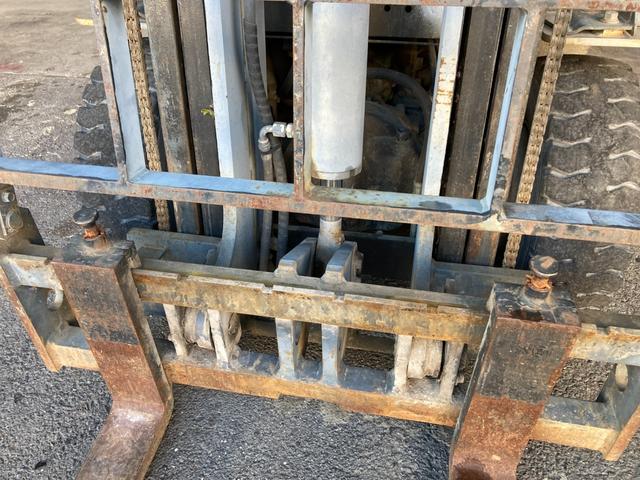 日産 1.5tフォークリフト NL01M15 ヒンジドフォーク 稼働時間1828アワー 新品オペレーターシート交換 2006年7月製造 車両重量2800kg マスト3M ナンバー取得可能 オートローン対応可(54枚目)