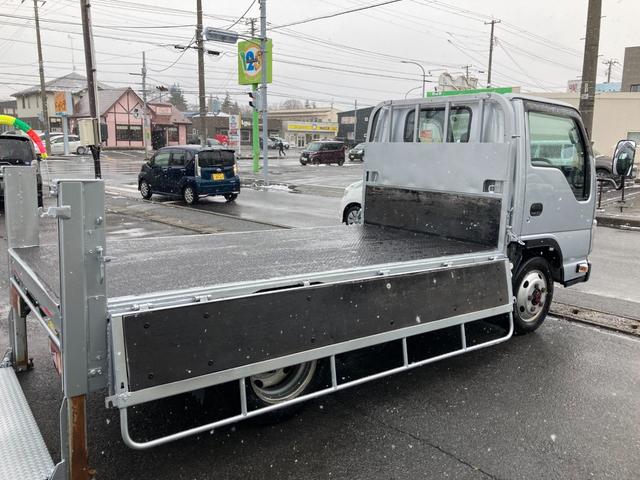 エルフトラック フルフラットロー　４ＷＤ　２ｔ平ボディ　極東開発工業パワーゲート　すいちょくゲート　５速マニュアル　３．０ディーゼルターボ　後輪ダブル　鉄板貼り　ラジオデッキ　キーレス　タイヤサイズ２０５／７０Ｒ１６　１７３４３６ｋｍ（68枚目）