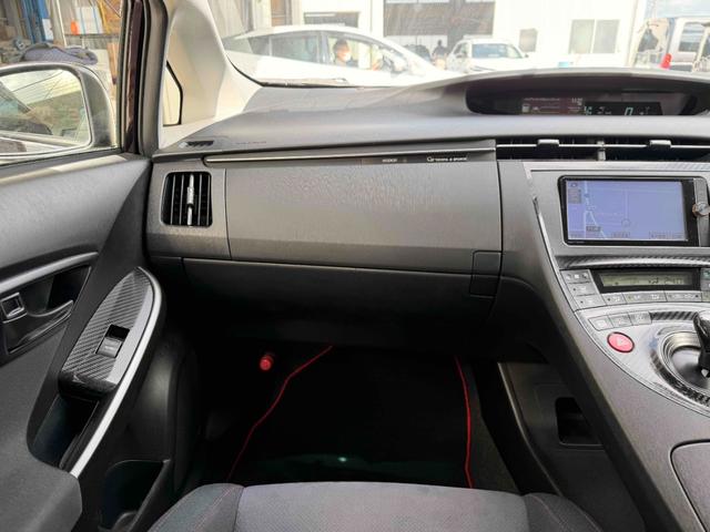 プリウス Ｓツーリングセレクション・Ｇ’ｓ　専用シート　エアロパーツ　１７ＡＷ　純正フルセグナビＴＶ　Ｂｌｕｅｔｏｏｔｈ対応　バックカメラ　ＥＴＣ　ＨＩＤヘッドライト　プッシュスタート（30枚目）